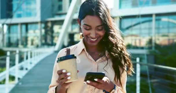 Smartphone Zakenvrouw Koffie Stad Sociale Media Online Typen Telefoon Drinken — Stockvideo