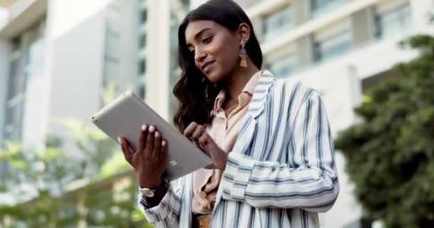 Tableta Investigación Mujer Negocios Ciudad Leer Correo Electrónico Línea Información — Vídeos de Stock