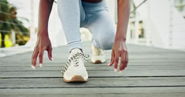 Koşucu Kravat Şehirde Spor Yapmaya Başlayacak Bir Kadın Yarış Sporu — Stok video