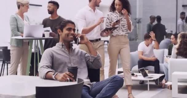 ビジネスマン オフィスでのディスカッション テクノロジー ネットワーキング コーヒー チャットでのブレインストーミングによるチームワーク スタッフ コミュニケーション — ストック動画