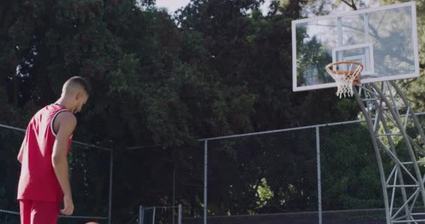 Entrenamiento Deportivo Atleta Jugador Baloncesto Para Partido Una Cancha Aire — Vídeo de stock
