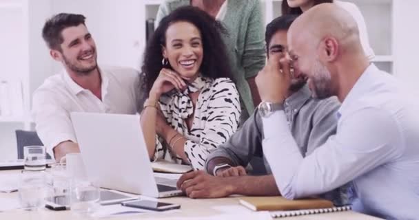 Деловые Люди Обсуждение Встреча Ноутбуком Офисе Сотрудничества Планирования Творческой Стратегии — стоковое видео