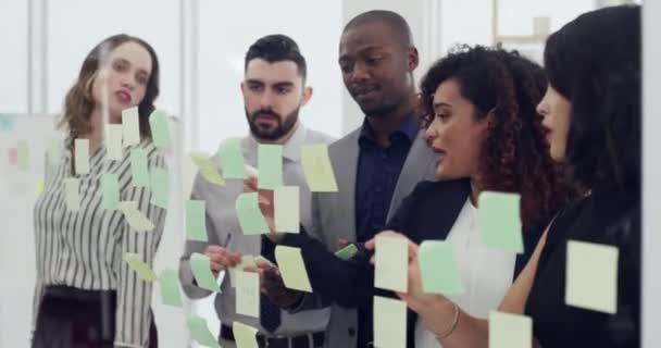 Jóvenes Empresarios Planificación Tablero Vidrio Con Discusión Lluvia Ideas Nota — Vídeo de stock