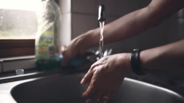 Νερό Σαπούνι Και Κοντινό Πλάνο Του Άνδρα Που Πλένει Χέρια — Αρχείο Βίντεο