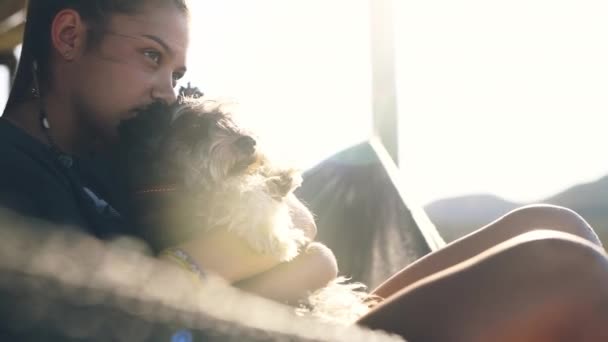 Függőágy Kert Kutyával Béke Gondolkodás Hétvégi Szünettel Napsütéssel Nyaralással Személy — Stock videók