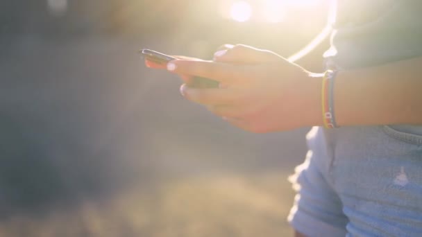 Telefon Sökning Och Händer Kvinna Utomhus Med Sociala Medier Chatt — Stockvideo