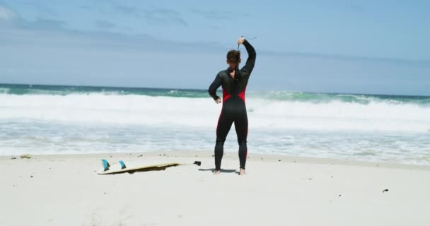 Surfare Zippande Våtdräkt Och Strand För Surfing Turist För Äventyr — Stockvideo