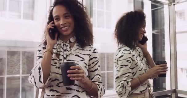 Winda Telefon Bizneswoman Przerwie Kawę Biurze Szczęśliwą Rozmową Afrykańskie Osoby — Wideo stockowe