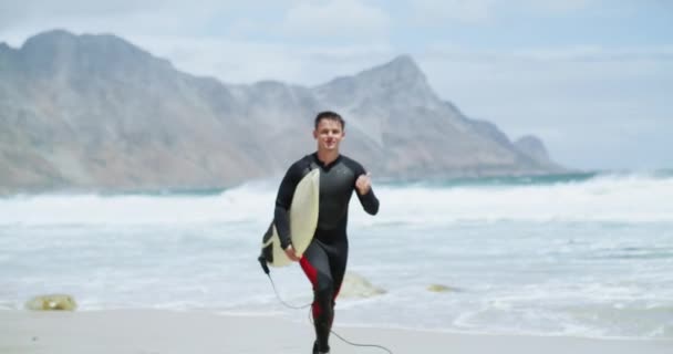 Strand Surfing Och Man Kör Med Skakskylt Handgest Eller Hälsning — Stockvideo