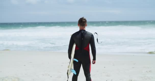 Strandsport Surfing Och Person Med Skakskylt Handgest Eller Hälsning För — Stockvideo