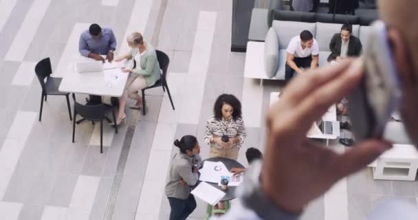 Olgun Adamı Telefon Görüşmesi Ofis Ağları Için Teknoloji Hakkında Konuşma — Stok video