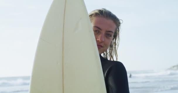 Sonrisa Viento Tabla Surf Con Una Mujer Playa Verano Para — Vídeos de Stock