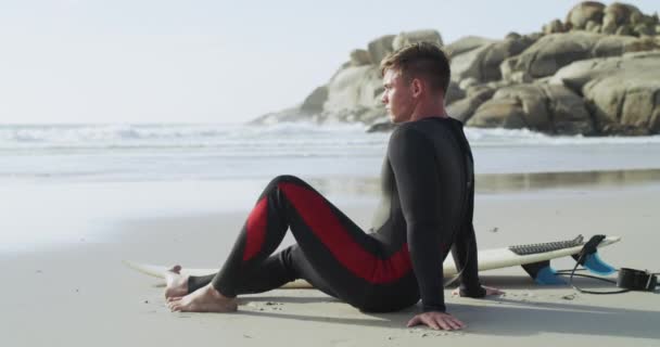 Surfer Siedzi Zrelaksować Się Plaży Wyżywieniem Lecie Wakacje Lub Wakacje — Wideo stockowe