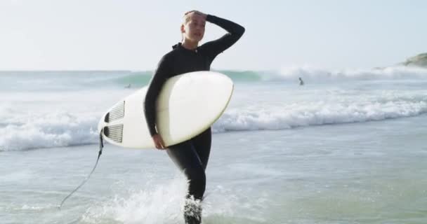 Kobieta Plaża Chodzenie Falach Deską Surfingową Mokre Włosy Sporty Wodne — Wideo stockowe