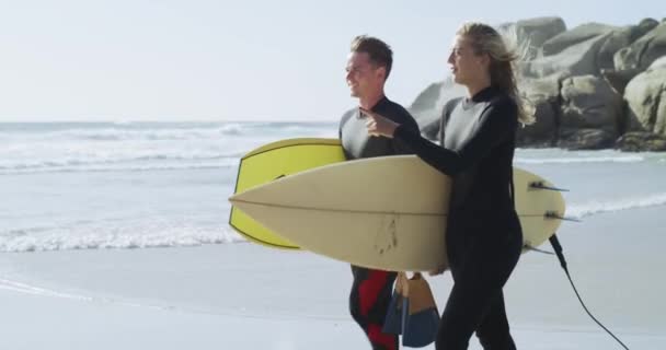 Strandsport Surfbräda Eller Två Vänner Som Går För Att Starta — Stockvideo