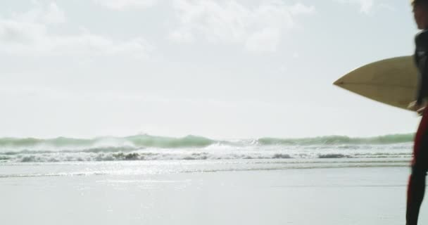 Beach Sport Hav Och Kör Man Med Surfbräda För Att — Stockvideo
