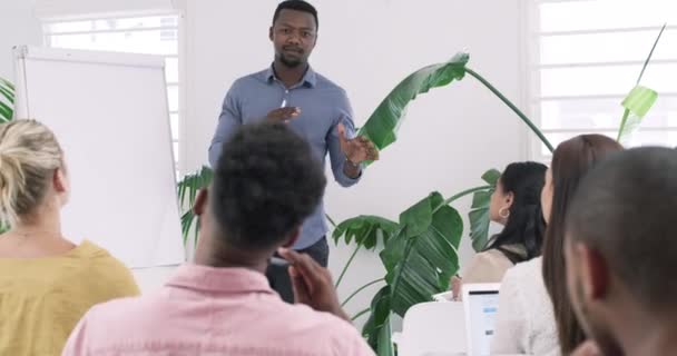 사무실 작업장에서 직원을위한 회의에서 창조적 사업가 화이트 프레젠테이션 토론에서 직원들과 — 비디오