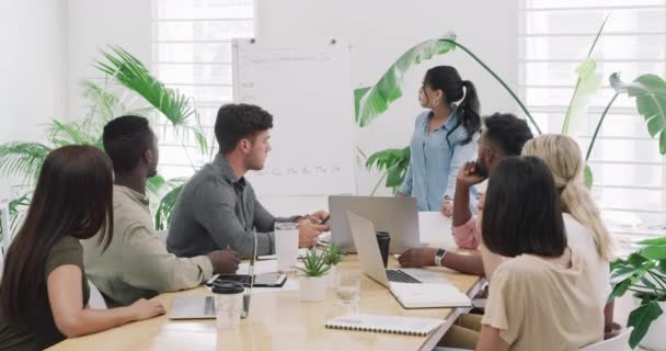 Präsentation Whiteboard Und Eine Gruppe Geschäftsleute Sitzungssaal Ihrer Planungsagentur Besprechung — Stockvideo