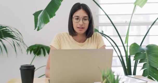 Kadın Yüz Ofis Projesi Için Dizüstü Bilgisayarı Çalışanı Metin Yazma — Stok video