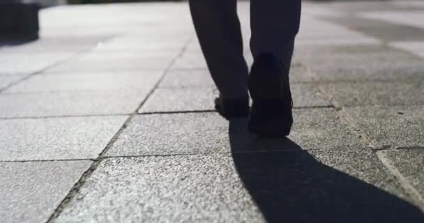 ビジネスマンと足の歩行 旅行や朝の旅 都市の通勤や都市の仕事の旅に コンクリート舗装の床 足の手順とプロの靴 足や屋外の散歩に人 — ストック動画