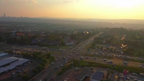 Dálnice Město Západ Slunce Silnice Automobily Rozvoj Měst Ulicí Dopravou — Stock video