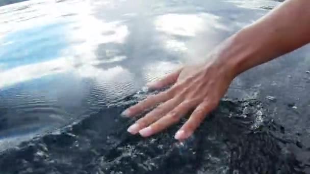 Blízký Oceán Dovolená Ruce Vodě Pro Štěstí Relaxovat Cítit Moře — Stock video
