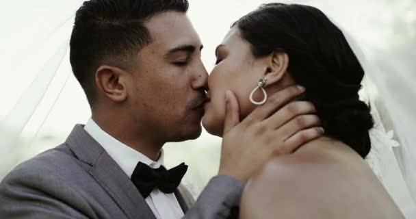 Amore Sposa Sposo Baciano All Evento Nuziale Con Sorriso Velo — Video Stock