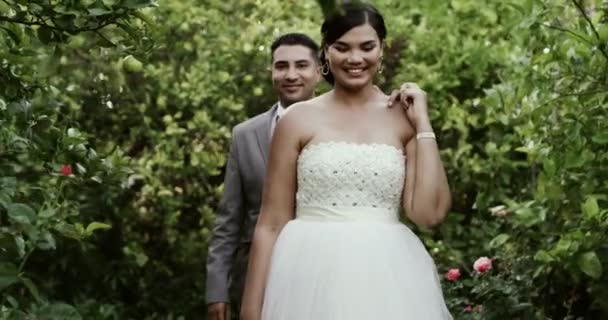 Casal Feliz Caminhando Casamento Parque Para Celebração Compromisso União Matrimonial — Vídeo de Stock