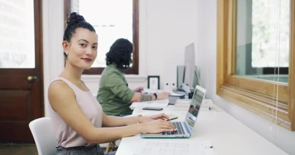 笔记本电脑 同事空间和快乐的商业女性 具有在线工作经验 职业和项目研究工作经验 写字楼和专业人士微笑促进创意发展 — 图库视频影像