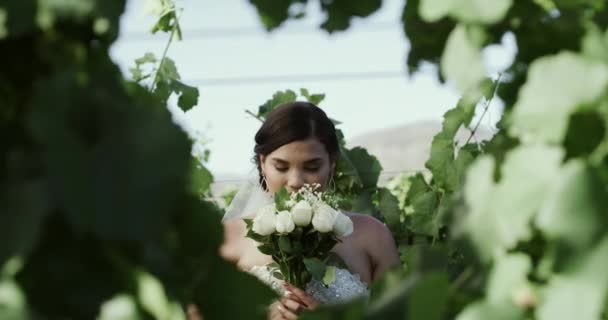 Νύφη Πρόσωπο Και Γάμος Μπουκέτο Στον Κήπο Για Γάμο Δέσμευση — Αρχείο Βίντεο