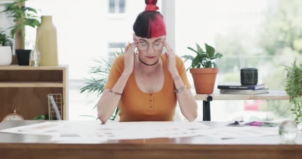 Stress Kopfschmerzen Und Geschäftsfrau Büro Müdigkeit Oder Erschöpfung Finanzkrise Oder — Stockvideo