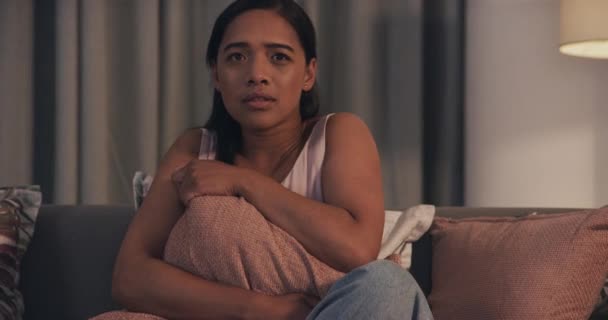 Kadın Televizyon Seyrediyor Kanepede Yastıkla Korkmaktan Korkuyor Düşünüyor Evinde Dinleniyor — Stok video