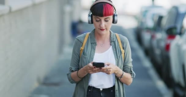 Headphone Sms Dan Wanita Kota Untuk Komunikasi Dan Online Pesan — Stok Video