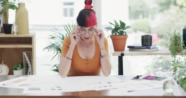 사무실에서 사업가 스트레스와 프로젝트 위기에 직장에서 테이블에 안경에 창조적이 디자이너 — 비디오