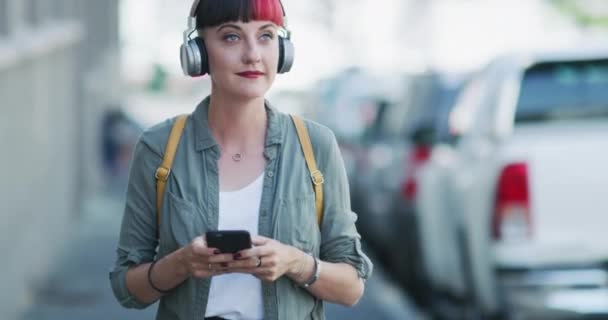 Hovedtelefoner Smartphone Kvinde Byen Til Kommunikation Sms Besked Streaming Musik – Stock-video