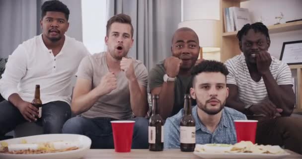 Przyjaciele Mężczyźni Oglądanie Telewizji Świętowanie Sportu Zwycięzca Krzykiem Bramki Lub — Wideo stockowe