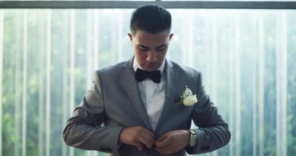 結婚式 結婚式 または儀式 お祝いのための自信を持つ男性のボタンまたは顔 紳士またはスーツ ボウタイまたはプライドでブレーザーやスタイルでイベントの準備ができています — ストック動画
