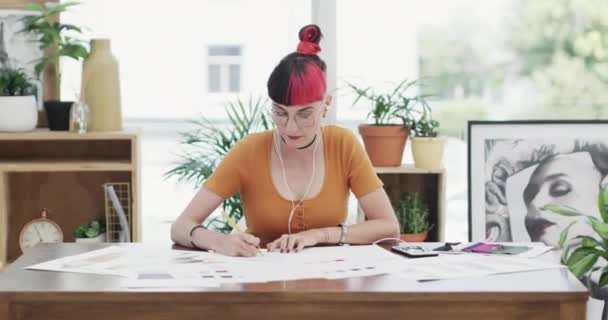 Mulher Designer Papelada Planejamento Projeto Criativo Estúdio Arte Para Brainstorming — Vídeo de Stock