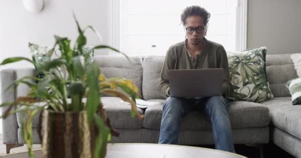 Ordenador Portátil Hombre Casa Negro Sofá Para Escribir Creación Redes — Vídeo de stock