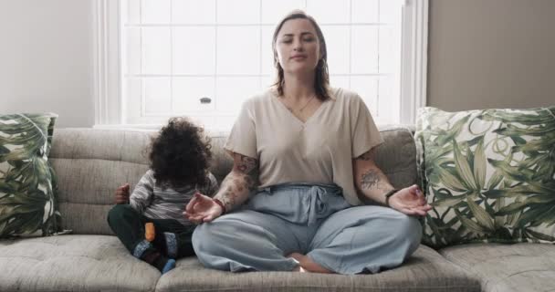 Maman Enfant Méditation Sur Canapé Pour Paix Intérieure Zen Bien — Video