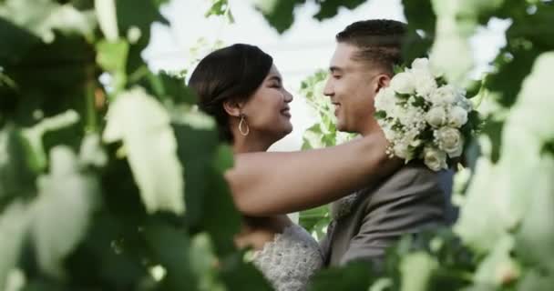 Kyss Kvinna Och Man Trädgården Bröllop Med Kärlek Blommor Och — Stockvideo