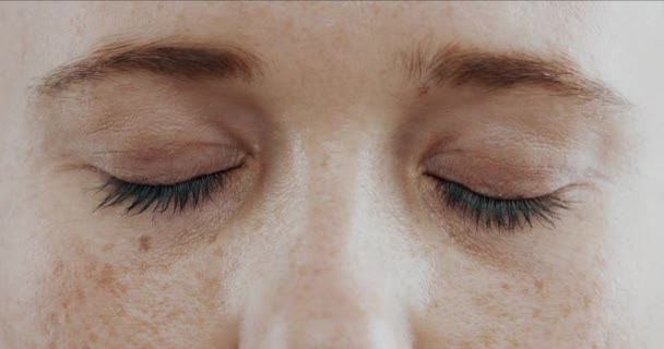 Ochii Viziunea Fața Persoanei Aproape Genele Clipește Vede Iris Albastru — Videoclip de stoc
