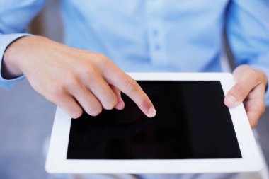 Tablet, parmak ve ekran etkileşimli tasarım, modelleme ve ağ kurmak için teknoloji. Başvuru, web sitesi ve araştırma için iş adamı, internet ve ilgili dokunmatik ekran.