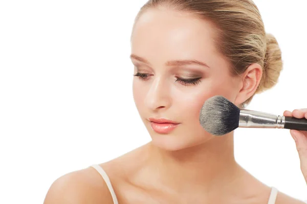 Mujer Maquillaje Belleza Con Pincel Rostro Modelo Para Piel Cosméticos —  Fotos de Stock
