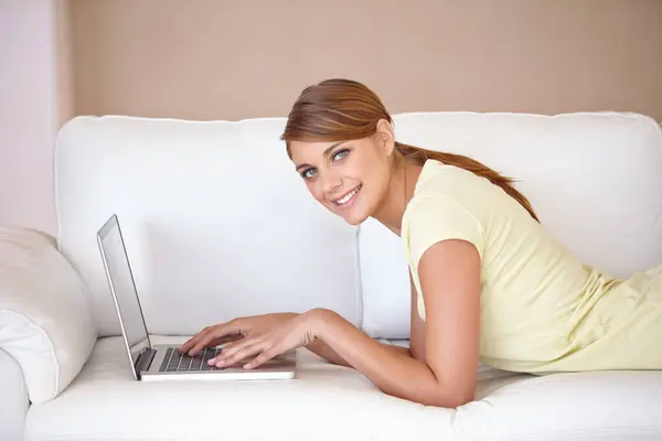 Mulher Retrato Digitação Laptop Sofá Para Atualizar Post Blog Mídia — Fotografia de Stock