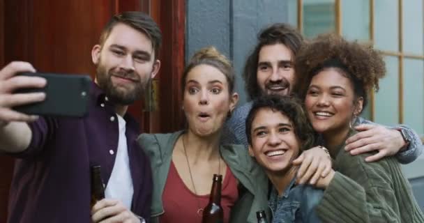 Amigos Cerveza Selfie Loco Una Puerta Para Diversión Fiesta Reunión — Vídeos de Stock