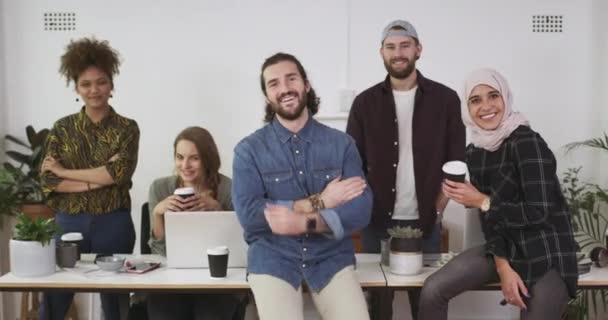 商界人士 面对和微笑 对办公室 工作场所的团结和统一充满信心 团队合作 同事和快乐的肖像画合作 喝咖啡 支持和见面 — 图库视频影像