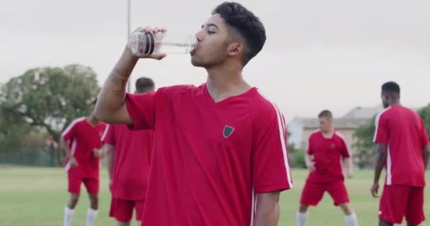 Fotboll Fält Och Spelare Dricksvatten För Spel Övningsmatch Och Tävling — Stockvideo
