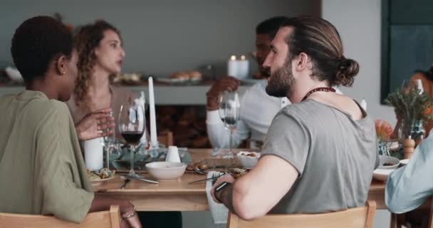 Hombre Cara Mesa Para Una Cena Con Amigos Juntos Bebiendo — Vídeos de Stock