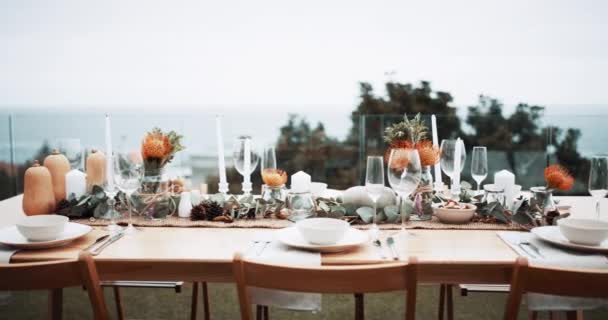 Tisch Erntedank Dekoration Und Abendessen Mit Kerze Wohnzimmer Abendessen Und — Stockvideo